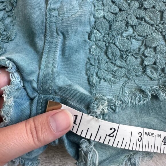 Anthropologie X Black Sheep | Green Floral Lace Front Shorts | Size 29 - Picture 8 of 9